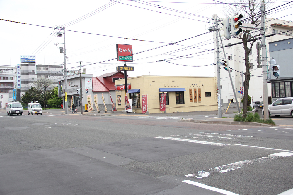 目印の交差点右側の「なか卯さん」です。イメージ