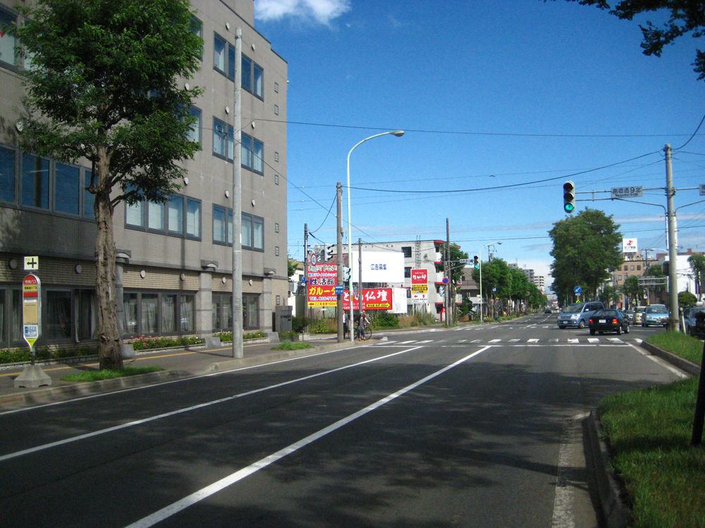 目印の交差点左側の「エムズ南郷通ビル」です。イメージ