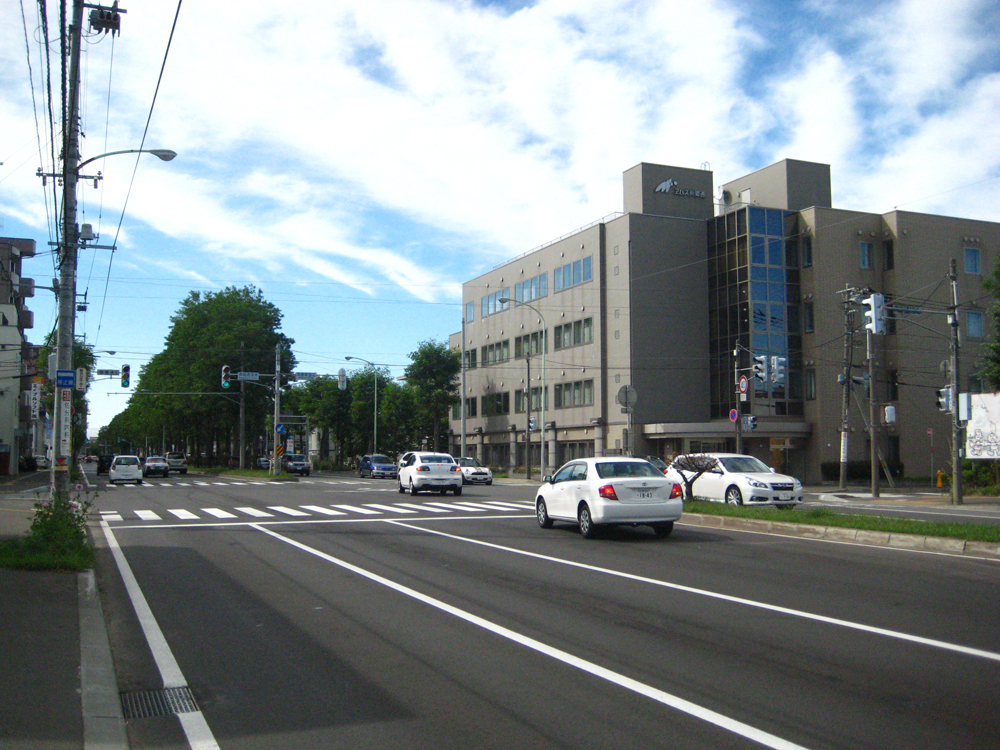 目印の交差点右側の「エムズ南郷通ビル」です。イメージ